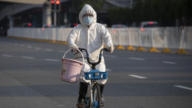Commuters wear face masks to protect against the spread of new coronavirus as they walk through a subway station in Beijing, Thursday, April 9, 2020. China's National Health Commission on Thursday reported dozens of new COVID-19 cases, including most of which it says are imported infections in recent arrivals from abroad and two 