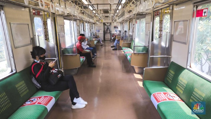 krl Pembatasan sosial berskala besar (PSBB) di Jakarta mengatur kebijakan pembatasan moda transportas umum. Transportasi umum kini berperasinya mulai pukul 06.00 pagi hingga 18.00 WIB. Jumlah penumpang juga akan dibatasi. Itu semua berlaku untuk kendaraan umum yang beroperasi di Jakarta. (CNBC Indonesia/ Andrean Kristianto)