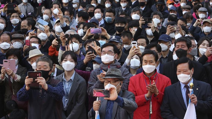 Kampanye Pemilu Korsel di Tengah Covid-19 (AP/Ahn Young-joon) People wearing face masks to help protect against the spread of the new coronavirus listen to a speech of the main opposition United Future Party's candidate Hwang Kyo-ahn during his campaign for the upcoming parliamentary elections in Seoul, South Korea, Monday, April 13, 2020. The elections will be held on April 15 about 14,300 polling stations at all over the nation to pick lawmakers. (AP Photo/Ahn Young-joon)