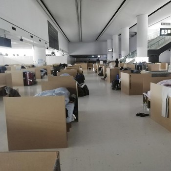Melihat Tempat Tidur Kardus untuk Rapid Tes di Narita