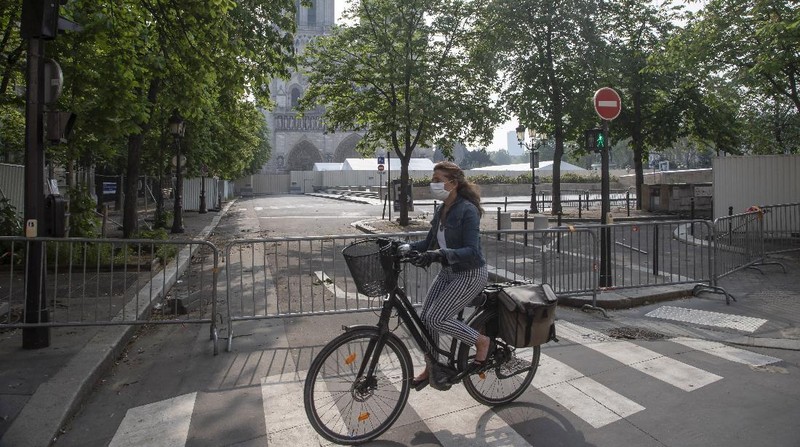 Prancis perpanjang masa Lockdown. (AP/Laurent Cipriani)