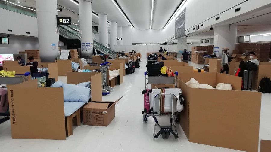 Tempat tidur kardus untuk penumpang tunggu hasil test Corona Virus. (AP/Yuri Kageyama)