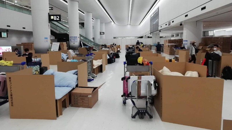 Tempat tidur kardus untuk penumpang tunggu hasil test Corona Virus. (AP/Yuri Kageyama)
