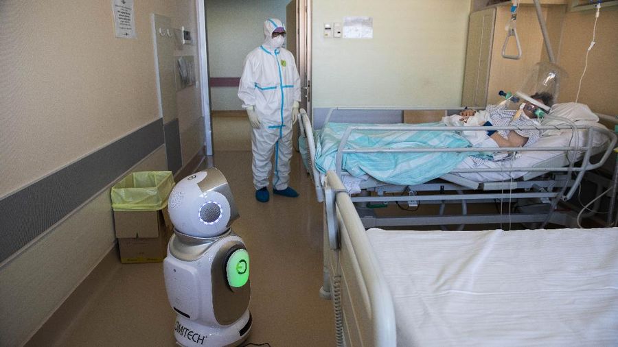 Robot Bantu Tenaga Medis di Italia Atasi Corona. (AP/Luca Bruno)