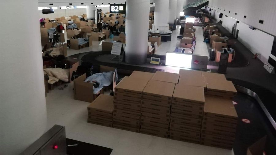 Tempat tidur kardus untuk penumpang tunggu hasil test Corona Virus. (AP/Yuri Kageyama)