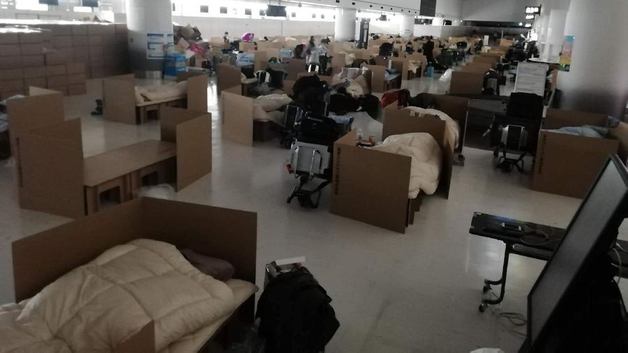Tempat tidur kardus untuk penumpang tunggu hasil test Corona Virus. (AP/Yuri Kageyama)