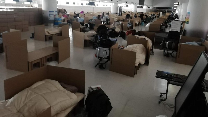 Tempat tidur kardus untuk penumpang tunggu hasil test Corona Virus. (AP/Yuri Kageyama)
