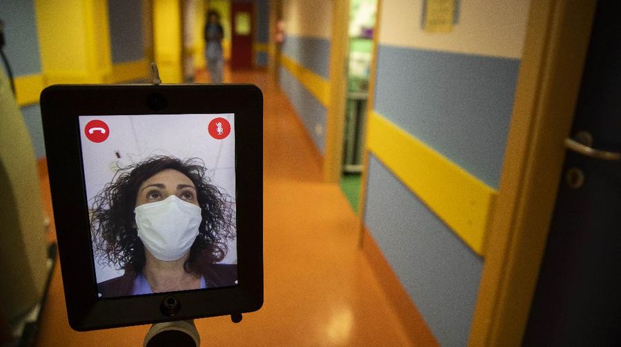 Robot Bantu Tenaga Medis di Italia Atasi Corona. (AP/Luca Bruno)
