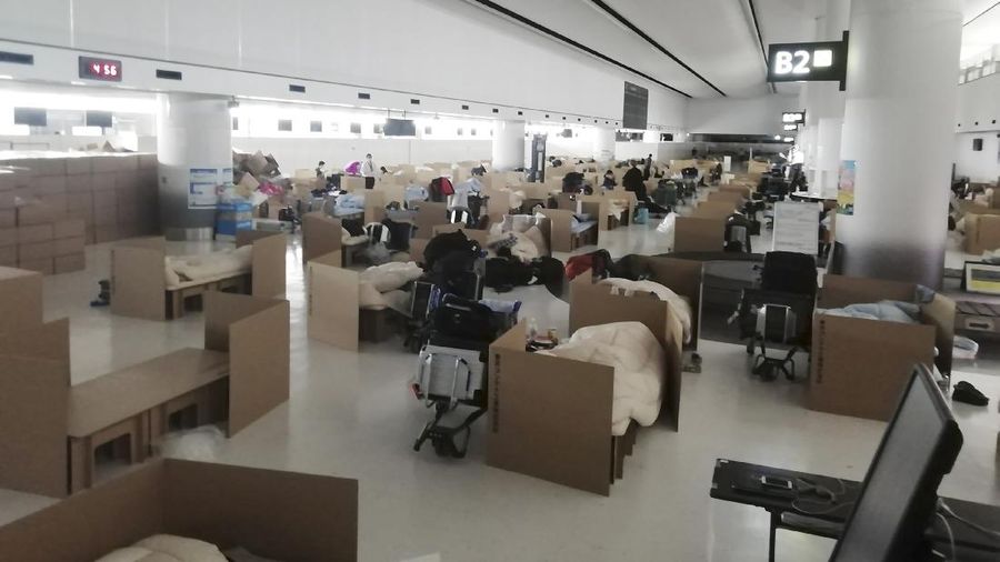 Tempat tidur kardus untuk penumpang tunggu hasil test Corona Virus. (AP/Yuri Kageyama)
