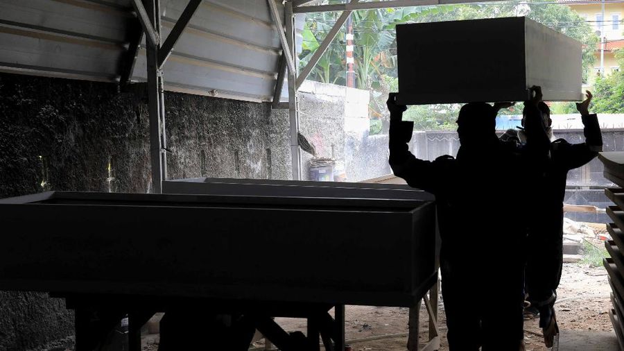 Pekerja memproduksi peti khusus jenazah COVID-19 di Kawasan Ciater, Tangerang Selatan, Banten, Selasa (14/4/2020). Peti mati khusus jenazah COVID-19 tersebut dilapisi alumunium plastik di semua sisi untuk mencegah penyebarannya. (CNBC Indonesia/Andrean Kristianto)
