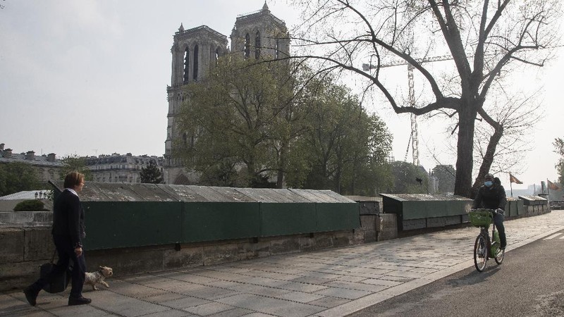 Prancis perpanjang masa Lockdown. (AP/Laurent Cipriani)