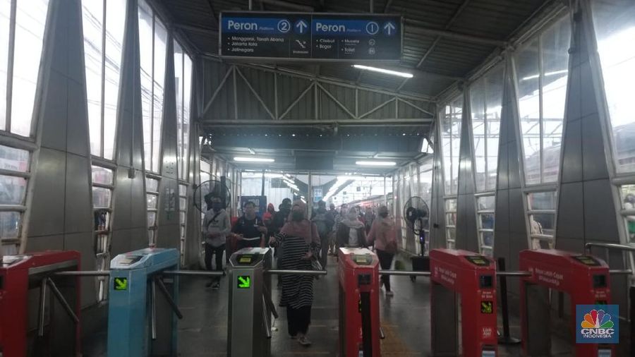 Suasana Stasiun Kereta Bojong Gede, hari pertama PSBB di Jawa Barat. (CNBC Indonesia/Gustidha Budiartie)