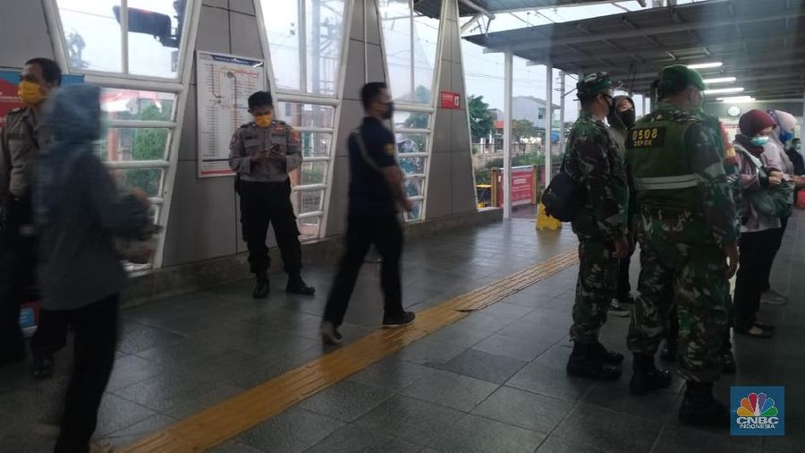 Suasana Stasiun Kereta Bojong Gede, hari pertama PSBB di Jawa Barat. (CNBC Indonesia/Gustidha Budiartie)