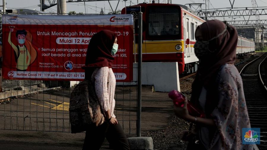 Suasana Stasiun Bogor di PSBB hari Pertama (CNBC Indonesia/Muhammad Sabki)