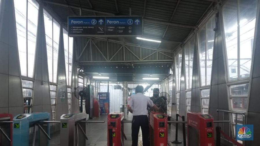 Suasana Stasiun Kereta Bojong Gede, hari pertama PSBB di Jawa Barat. (CNBC Indonesia/Gustidha Budiartie)