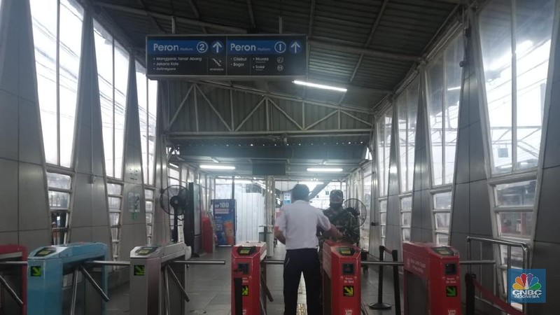 Suasana Stasiun Kereta Bojong Gede, hari pertama PSBB di Jawa Barat. (CNBC Indonesia/Gustidha Budiartie)