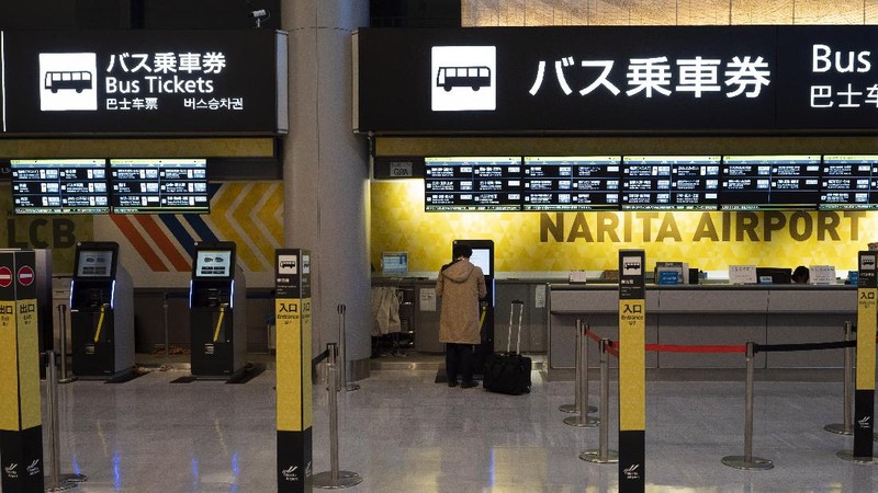 Bandara Internasional Narita di Jepang sepi imbas virus corona. (AP/Jae C. Hong)