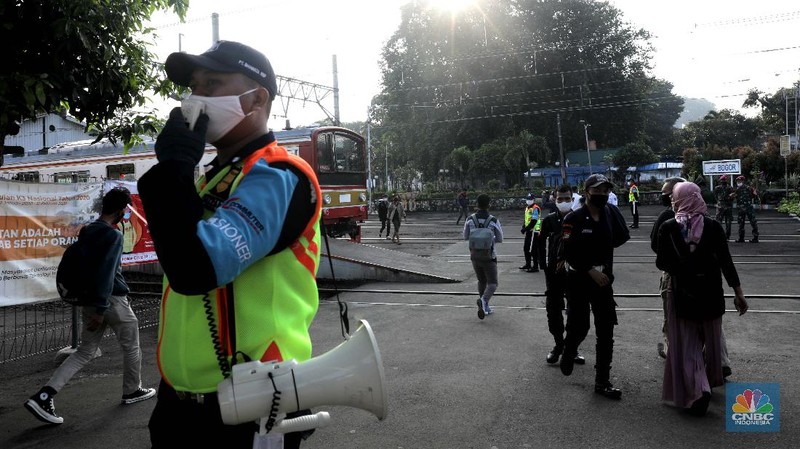 Suasana Stasiun Bogor di PSBB hari Pertama (CNBC Indonesia/Muhammad Sabki)