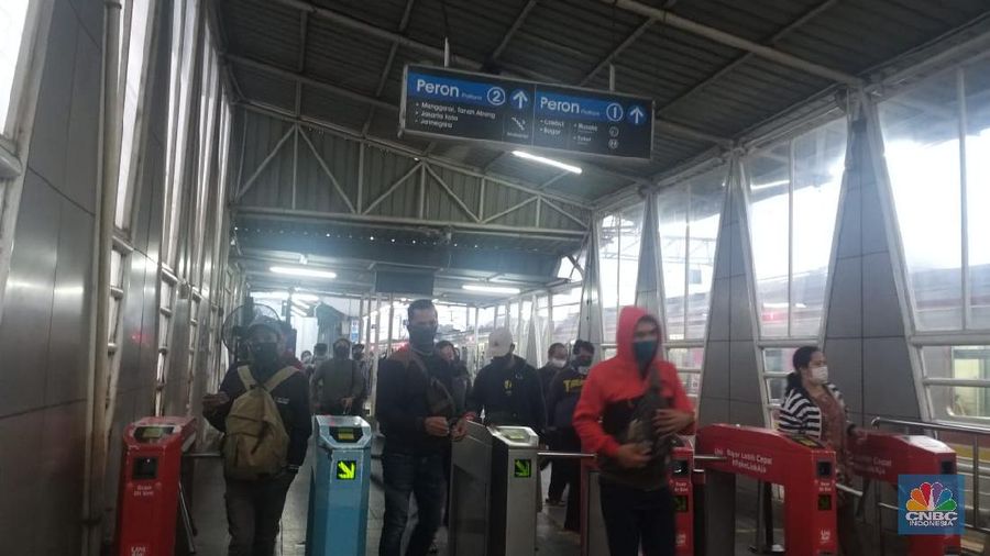 Suasana Stasiun Kereta Bojong Gede, hari pertama PSBB di Jawa Barat. (CNBC Indonesia/Gustidha Budiartie)