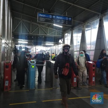 Suasana Stasiun Kereta di Sore Pertama PSBB Jawa Barat