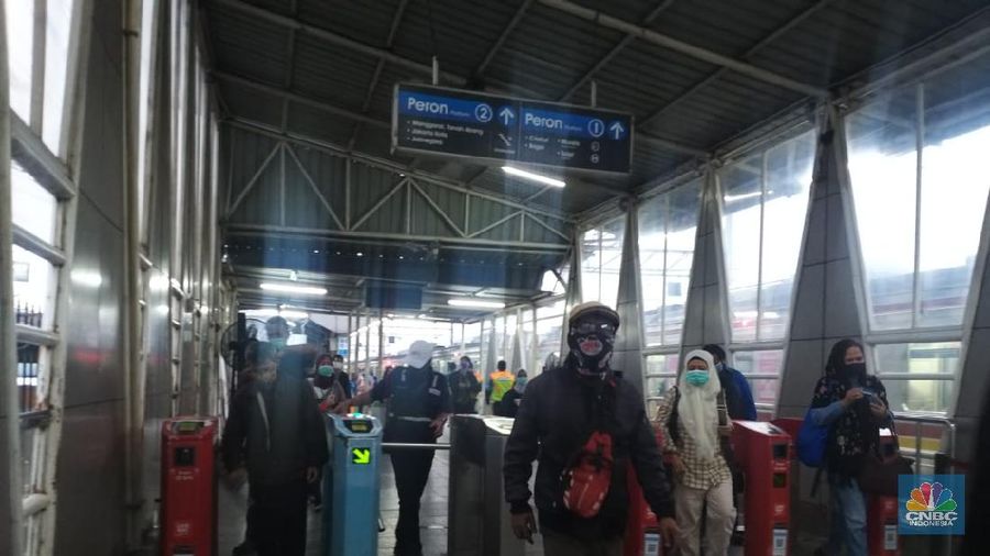 Suasana Stasiun Kereta Bojong Gede, hari pertama PSBB di Jawa Barat. (CNBC Indonesia/Gustidha Budiartie)
