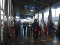 Suasana Stasiun Kereta di Sore Pertama PSBB Jawa Barat