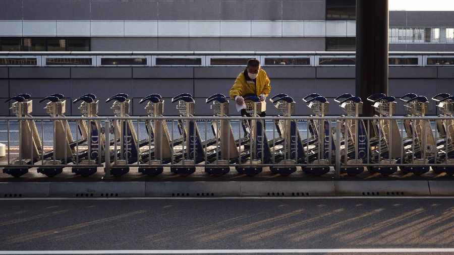 Bandara Internasional Narita di Jepang sepi imbas virus corona. (AP/Jae C. Hong)