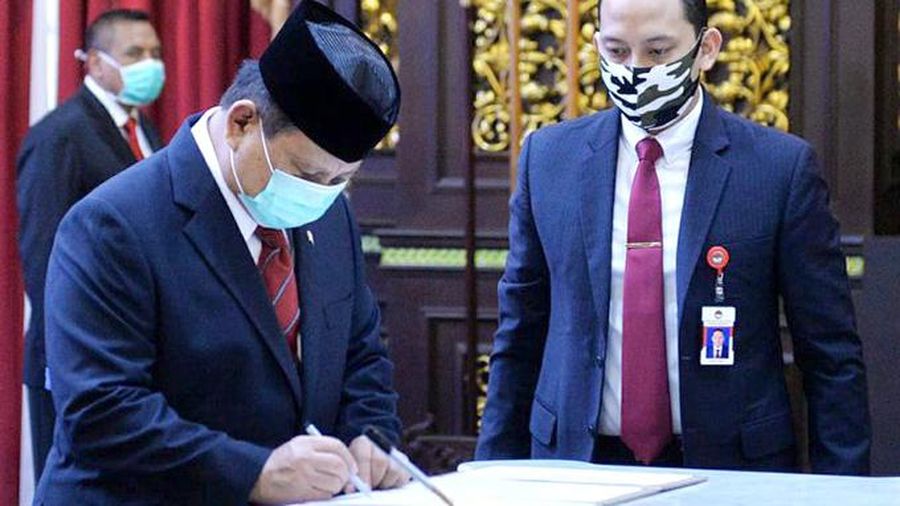 Menteri Pertahanan H. Prabowo Subianto memimpin Upacara Pelantikan, Pengangkatan Sumpah dan Serah Terima Jabatan (Sertijab) Rektor Universitas Pertahanan (Unhan), Rabu (15/4) di Aula Bhineka Tunggal Ika Kementerian Pertahanan, Jakarta. (twitter @Kemhan_RI)