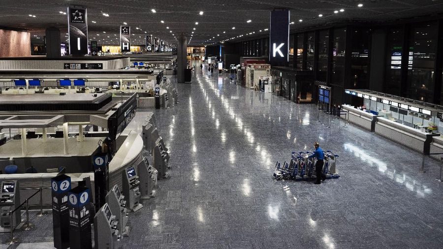 Bandara Internasional Narita di Jepang sepi imbas virus corona. (AP/Jae C. Hong)