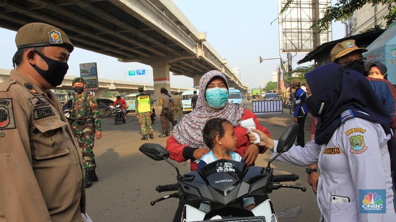 Tenaga kesehatan menggunakan alat pelindung diri (APD) mengambil sampel darah dengan metode swab test di GSI Lab (Genomik Solidaritas Indonesia Laboratorium), Cilandak, Jakarta Selatan, Rabu (30/9/2020). (CNBC Indonesia/Tri Susilo)

Untuk memutus rantai penularan Covid-19, Genomik Solidaritas Indonesia (GSI Lab) membuka laboratorium tes PCR berstandar Biosafety Level (BSL) 2+. 

Laboraturium GSI Lab dirancang untuk memberikan pelayanan tes PCR yang tidak hanya bersekala masif, namun jugamemberikan hasil tes yabg cepat sehinggal hasil tes dapat diakses pada hari yang sama atau setidaknya H+1 (setelah tes).  

Untuk pasien drive thru sehari bisa 500 orang sedangkan SCR 5000 sempel perharinya.  (CNBC Indonesia/ Tri Susilo)