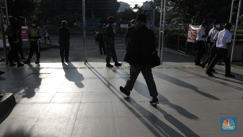 Suasana Stasiun Bogor di PSBB hari Pertama (CNBC Indonesia/Muhammad Sabki)