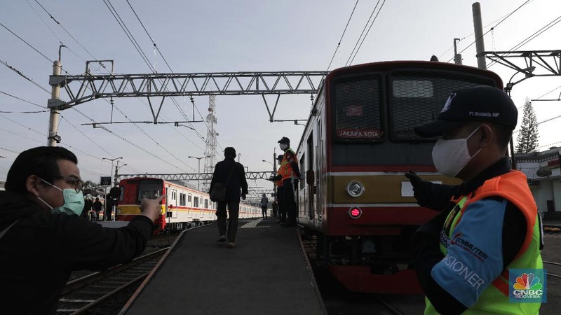 Suasana Stasiun Bogor di PSBB hari Pertama (CNBC Indonesia/Muhammad Sabki)