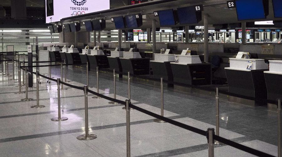 Bandara Internasional Narita di Jepang sepi imbas virus corona. (AP/Jae C. Hong)