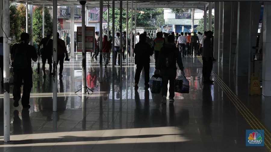 Suasana Stasiun Bogor di PSBB hari Pertama (CNBC Indonesia/Muhammad Sabki)