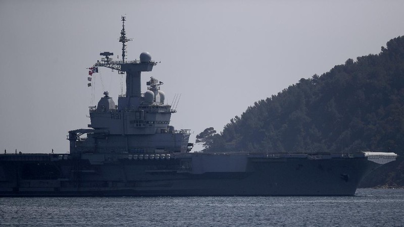 The French aircraft carrier Charles de Gaulle arrives in the bay of Toulon, southern France, Sunday April 12, 2020. The Defense Ministry said in a statement that around 40 sailors showed symptoms compatible with COVID-19, the disease the coronavirus causes. The new coronavirus causes mild or moderate symptoms for most people, but for some, especially older adults and people with existing health problems, it can cause more severe illness or death. (AP Photo/Daniel Cole)