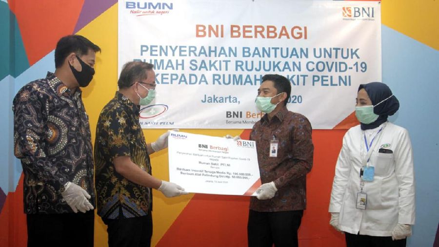 Head of Region BNI Wilayah Jakarta Senayan Teddy Wishadi (kedua kanan) menyerahkan secara simbolis bantuan insentif bagi tenaga medis dan alat pelindung diri (APD) senilai Rp 150 juta kepada Plt Direktur Utama PT RS Pelni, RM Kartobi (kedua kiri) di Jakarta, Kamis (16 April 2020). Penyerahan tersebut turut disaksilan oleh Wakil Pemimpin Divisi Hubungan Kelembagaan BNI Arya Prajaka (kiri) dan Direktur Operasional RS Pelni Rooshardianti S (kanan). BNI telah membagikan sekitar 50.000 APD ke 182 rumah sakit di seluruh Indonesia. (Dok. BNI)
