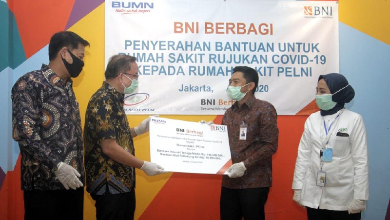 Head of Region BNI Wilayah Jakarta Senayan Teddy Wishadi (kedua kanan) menyerahkan secara simbolis bantuan insentif bagi tenaga medis dan alat pelindung diri (APD) senilai Rp 150 juta kepada Plt Direktur Utama PT RS Pelni, RM Kartobi (kedua kiri) di Jakarta, Kamis (16 April 2020). Penyerahan tersebut turut disaksilan oleh Wakil Pemimpin Divisi Hubungan Kelembagaan BNI Arya Prajaka (kiri) dan Direktur Operasional RS Pelni Rooshardianti S (kanan). BNI telah membagikan sekitar 50.000 APD ke 182 rumah sakit di seluruh Indonesia. (Dok. BNI)