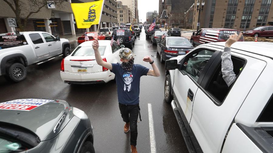 Demo warga Michigan, Amerika Serikat wujud kekecewaan warga setelah Gubernur Michigan memerintahkan warga tetap di rumah guna mencegah penyebaran virus corona (Covid-19). (AP Photo/Paul Sancya)