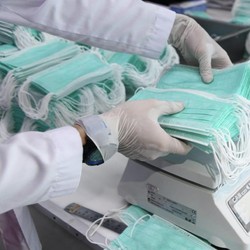 Harga Masker Murah Lagi, Netizen: Karma Buat Penimbun!