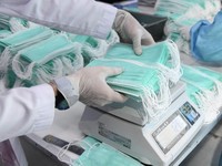 Harga Masker Murah Lagi, Netizen: Karma Buat Penimbun!