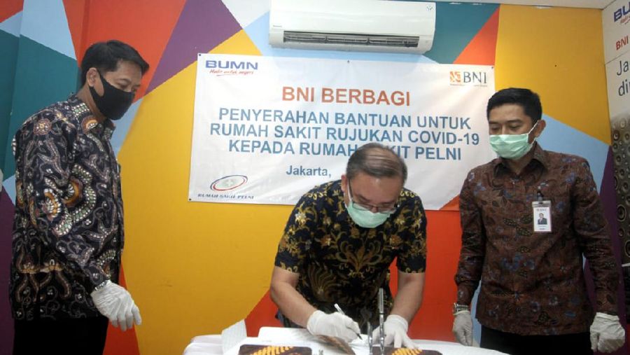 Head of Region BNI Wilayah Jakarta Senayan Teddy Wishadi (kedua kanan) menyerahkan secara simbolis bantuan insentif bagi tenaga medis dan alat pelindung diri (APD) senilai Rp 150 juta kepada Plt Direktur Utama PT RS Pelni, RM Kartobi (kedua kiri) di Jakarta, Kamis (16 April 2020). Penyerahan tersebut turut disaksilan oleh Wakil Pemimpin Divisi Hubungan Kelembagaan BNI Arya Prajaka (kiri) dan Direktur Operasional RS Pelni Rooshardianti S (kanan). BNI telah membagikan sekitar 50.000 APD ke 182 rumah sakit di seluruh Indonesia. (Dok. BNI)