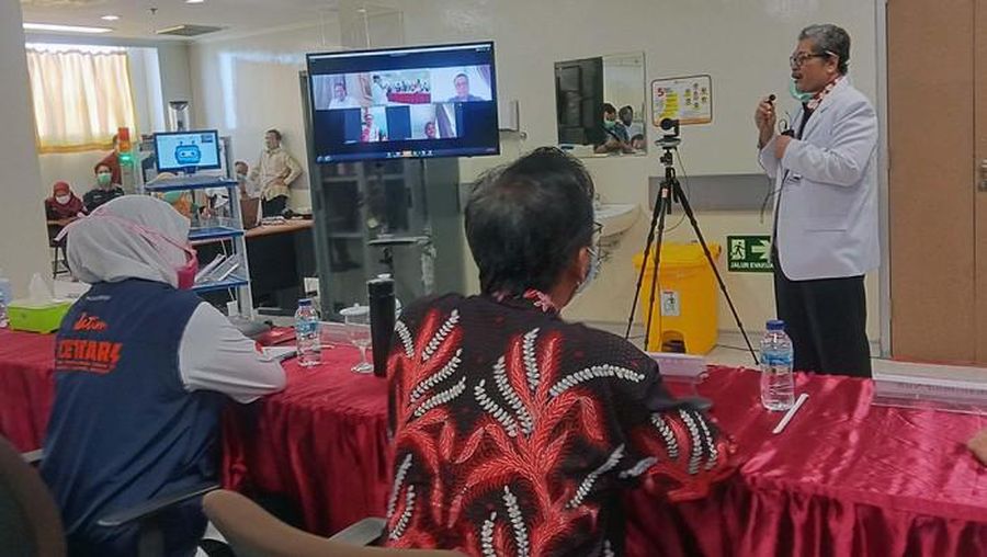 CT Corp bersama Bank Mega membantu renovasi Rumah Sakit Khusus Infeksi (RSKI) Unair Surabaya. (detikcom/Esti Widiyana)