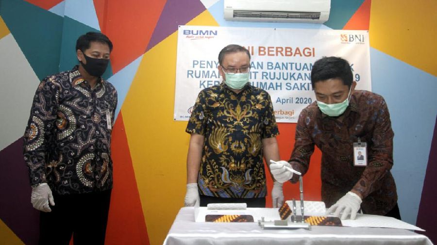 Head of Region BNI Wilayah Jakarta Senayan Teddy Wishadi (kedua kanan) menyerahkan secara simbolis bantuan insentif bagi tenaga medis dan alat pelindung diri (APD) senilai Rp 150 juta kepada Plt Direktur Utama PT RS Pelni, RM Kartobi (kedua kiri) di Jakarta, Kamis (16 April 2020). Penyerahan tersebut turut disaksilan oleh Wakil Pemimpin Divisi Hubungan Kelembagaan BNI Arya Prajaka (kiri) dan Direktur Operasional RS Pelni Rooshardianti S (kanan). BNI telah membagikan sekitar 50.000 APD ke 182 rumah sakit di seluruh Indonesia. (Dok. BNI)