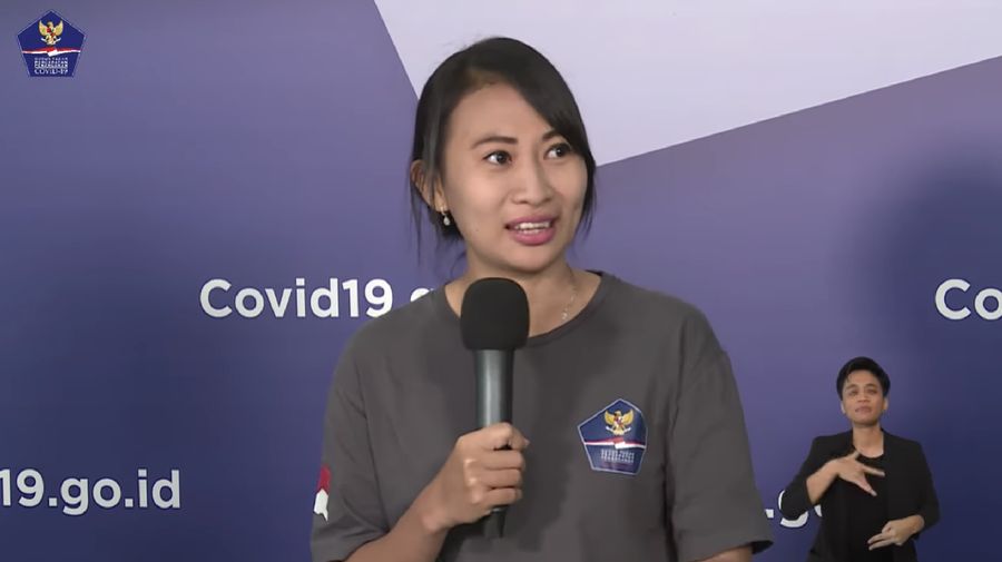 Ika, relawan medis perempuan jadi supir ambulan. (BNPB)