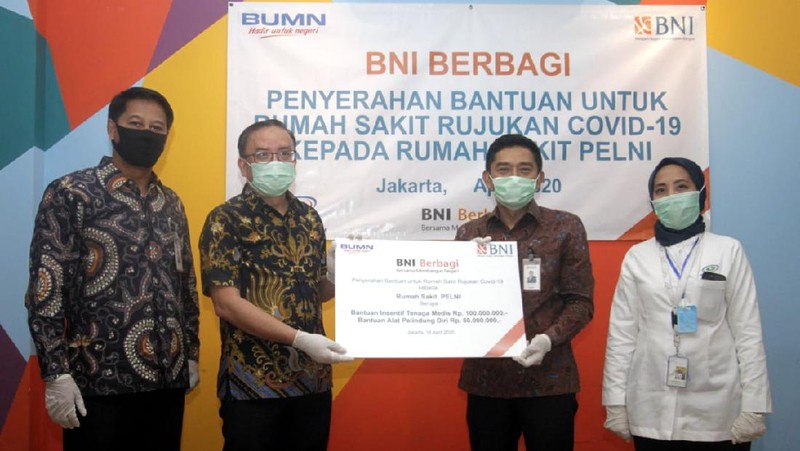 Head of Region BNI Wilayah Jakarta Senayan Teddy Wishadi (kedua kanan) menyerahkan secara simbolis bantuan insentif bagi tenaga medis dan alat pelindung diri (APD) senilai Rp 150 juta kepada Plt Direktur Utama PT RS Pelni, RM Kartobi (kedua kiri) di Jakarta, Kamis (16 April 2020). Penyerahan tersebut turut disaksilan oleh Wakil Pemimpin Divisi Hubungan Kelembagaan BNI Arya Prajaka (kiri) dan Direktur Operasional RS Pelni Rooshardianti S (kanan). BNI telah membagikan sekitar 50.000 APD ke 182 rumah sakit di seluruh Indonesia. (Dok. BNI)