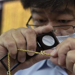 Rekor Terus-terusan, Harga Emas Kini Ambles Jadi US$ 1.743/oz