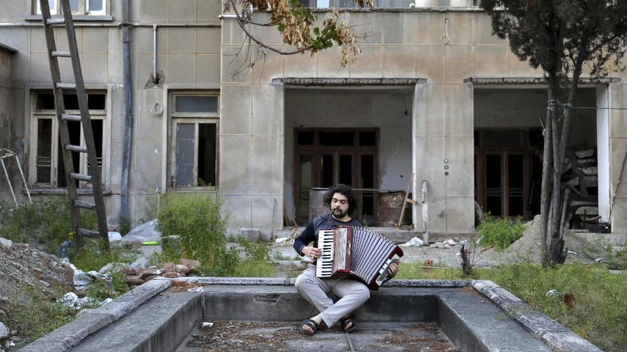 Musisi Iran Buat Pertunjukan Musik di Atap Gedung. (AP/Ebrahim Noroozi)