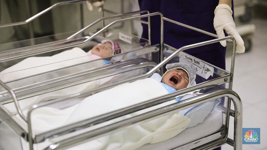 Bayi Baru Lahir Dikenakan Pelindung Wajah. (CNBC Indonesia/ Andrean Kristianto)