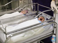 Cegah Virus Corona, Bayi Baru Lahir pun Pakai Pelindung Wajah