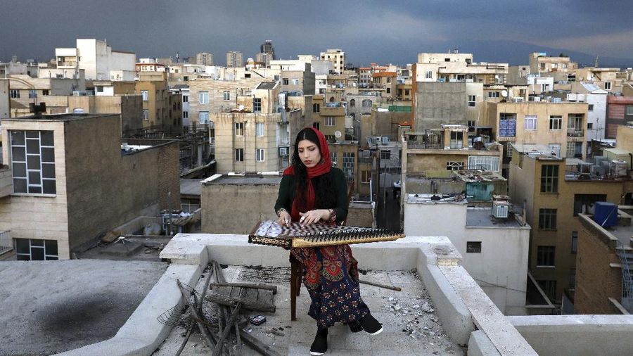 Musisi Iran Buat Pertunjukan Musik di Atap Gedung. (AP/Ebrahim Noroozi)